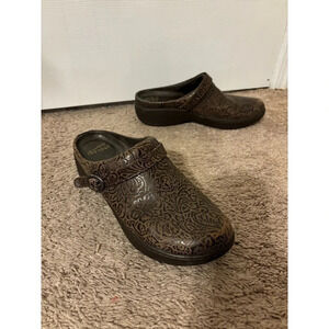 Dansko brown embossed clogs slip on round toe sz 9.5/10
